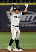 １回、適時二塁打を放ちガッツポーズする山田（共同）