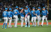 １２回引き分け試合となり、タッチを交わす日本ハムナイン（撮影・中島達哉）
