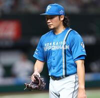 ４回、逆転を許し、ベンチに戻る日本ハム・伊藤大海＝ベルーナドーム（撮影・中島達哉）