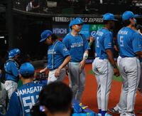 ５回を抑え、ベンチに戻る伊藤（中央）＝撮影・中島達哉