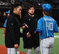 １２回引き分け試合となり、中継ぎ陣を迎える伊藤（左）＝撮影・中島達哉