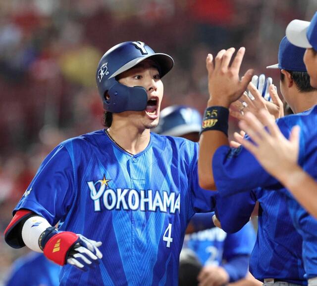 　８回、逆転３ランを放ち、喜ぶ度会（撮影・北村雅宏）