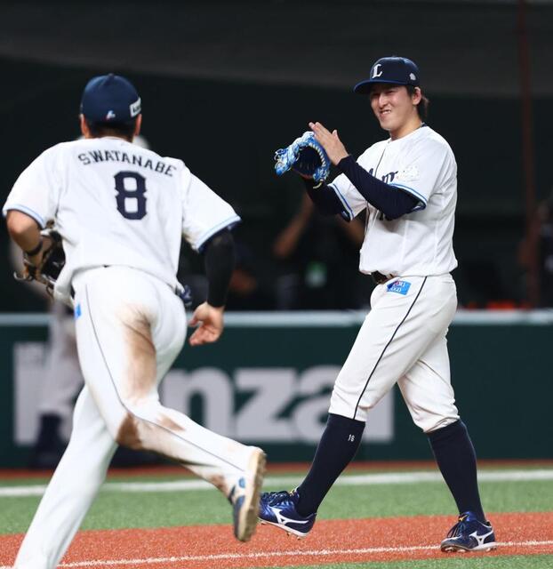 ７回、渡部（左）の好守に笑顔を見せる隅田（撮影・中島達哉）