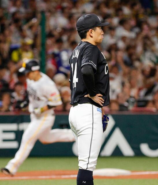 ３回、近藤（奥）に２ランを浴びた小島