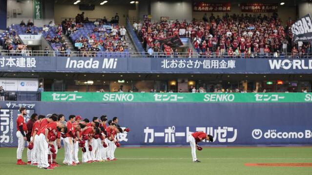 京セラドームでの今季最終戦を終え、ファンにあいさつをする楽天ナイン（撮影・坂部計介）