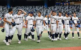 　韓国に逆転負けし、肩を落とす高校日本代表の選手たち（共同）