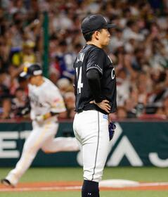 ３回、近藤（奥）に２ランを浴びた小島