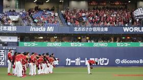 京セラドームでの今季最終戦を終え、ファンにあいさつをする楽天ナイン（撮影・坂部計介）