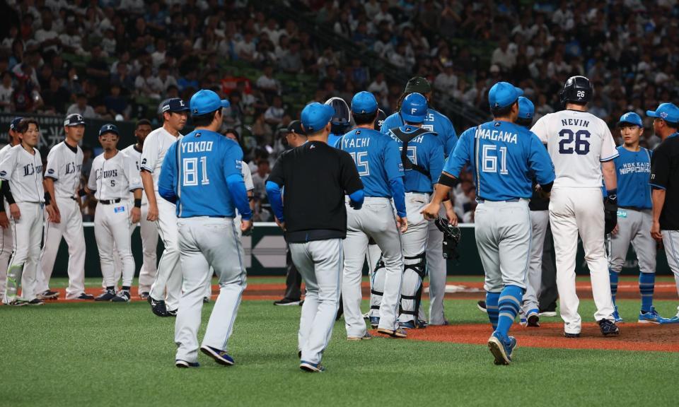 ５回、マウンドに集まる西武ナインと日本ハムナイン（撮影・中島達哉）