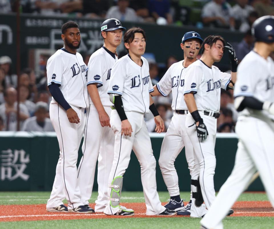５回、伊藤の元に向かう西武ナイン（撮影・中島達哉）