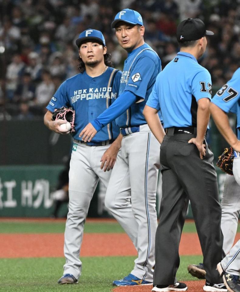 ５回、ベンチから飛び出した西武の選手たちを見つめる伊藤（左端）