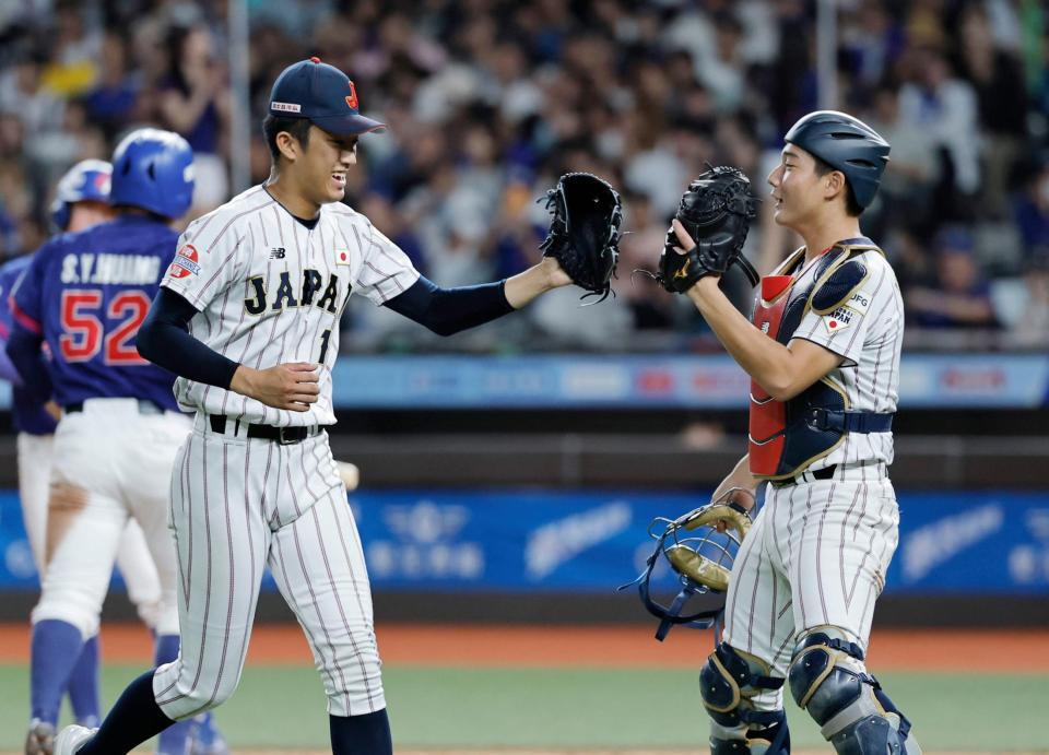 ３回、ピンチを切り抜けタッチを交わす織田（左）と山田（共同）