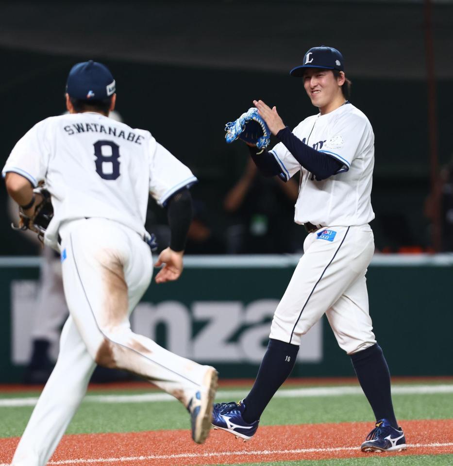 ７回、渡部（左）の好守に笑顔を見せる隅田（撮影・中島達哉）