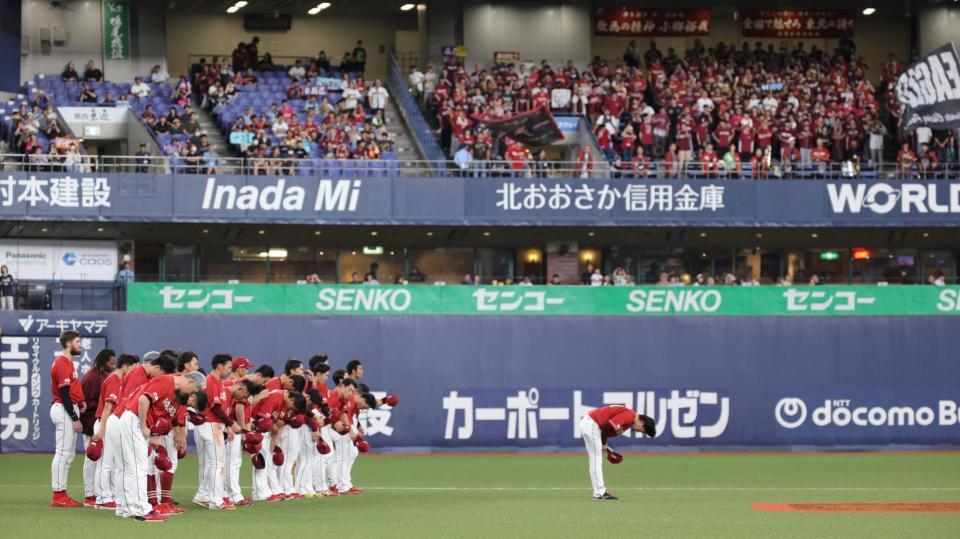 京セラドームでの今季最終戦を終え、ファンにあいさつをする楽天ナイン（撮影・坂部計介）