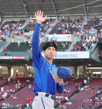 ５勝目を挙げ、ファンの声援に応える尾形（撮影・北村雅宏）