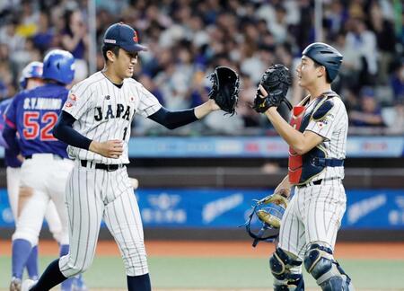 　３回、ピンチを切り抜けタッチを交わす織田（左）と山田（共同）