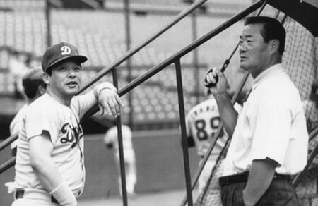 張本勲氏（右）とバッティング談議に花を咲かせる中日・落合博満＝１９９３（平成５）年７月３０日、神宮球場
