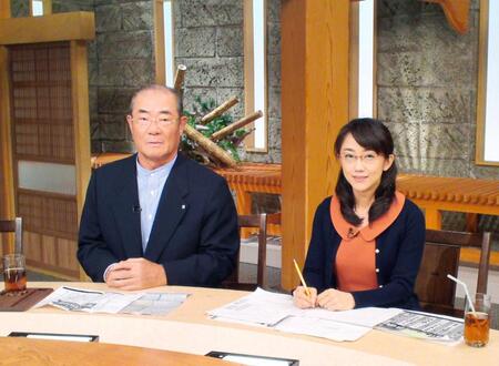 ＴＢＳ「サンデーモーニング」のスポーツコーナーを担当する唐橋ユミさん（右）と張本勲さん＝２０１１年１１月
