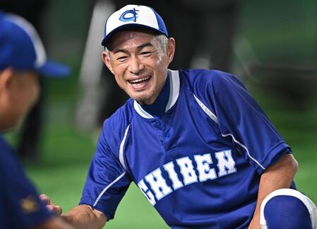 グラウンドに登場し笑顔を見せるイチロー氏（撮影・開出牧）