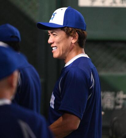 試合前、ベンチで笑顔をふりまく松井稼頭央氏（撮影・開出牧）