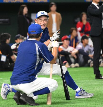 フリー打撃の合間に松井稼頭央氏（手前）と談笑するイチロー氏（撮影・開出牧）