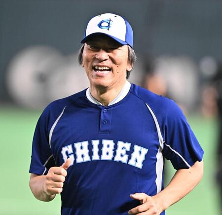 練習の合間に笑顔を見せる松井秀喜氏（撮影・開出牧）