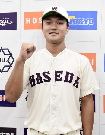 ガッツポーズで撮影に応じる早大・阿部（撮影・千葉大輝）
