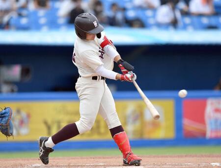 ７回早大、二点適時打を放つ早大・湯浅＝神宮（撮影・千葉大輝）