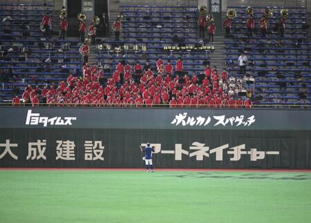 試合前、レフトスタンドで応援する東海大学付属高輪台高校吹奏楽部にあいさつするイチロー氏（中央下）＝撮影・開出牧