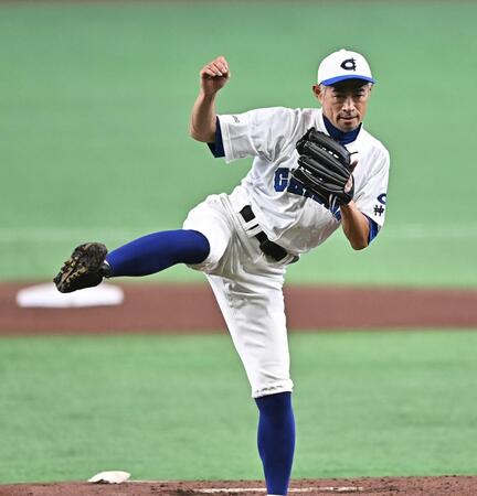 女子高校選抜相手に力投するイチロー氏（撮影・開出牧）