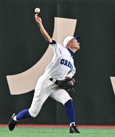 登板前に外野で遠投するイチロー氏（撮影・開出牧）