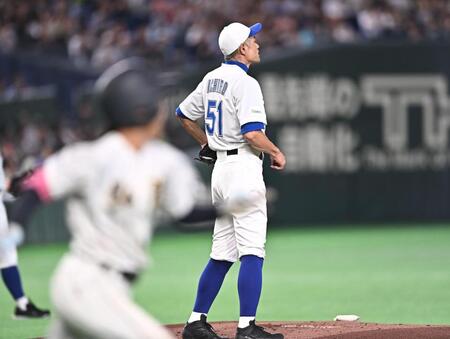 １回、福田稟（手前）に中前打を打たれたＫＯＢＥ　ＣＨＩＢＥＮのイチロー氏（撮影・開出牧）