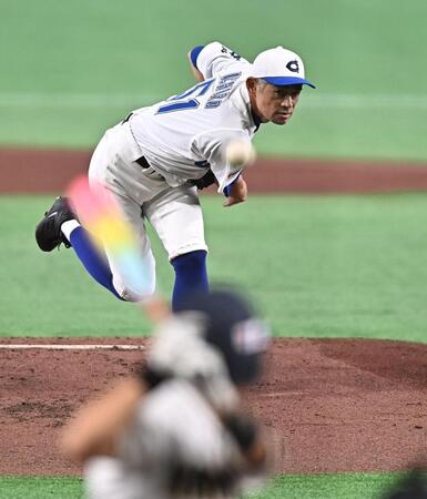 女子高校選抜相手に力投するイチロー氏（撮影・開出牧）