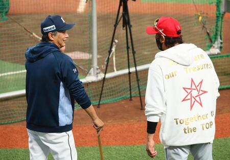 日本ハム練習前、西口監督（左）と言葉を交わす新庄監督（撮影・中島達哉）