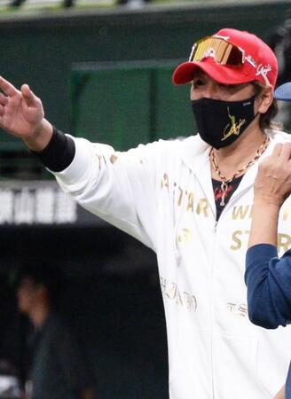 試合前、西口監督と話し込む新庄監督