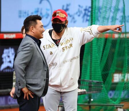 視察に訪れた侍ジャパン・井口資仁監督（左）と談笑する新庄監督（撮影・中島達哉）