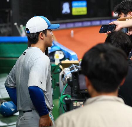 試合前、囲み取材を受ける柴田（撮影・中島達哉）