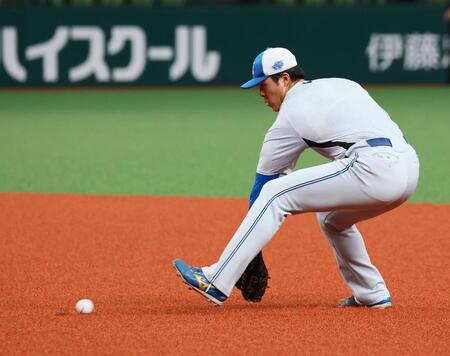 試合前、一塁でノックを受ける柴田（撮影・中島達哉）