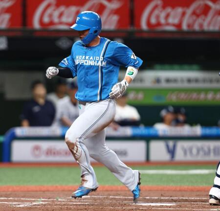 ２回、進藤の２ランスクイズで生還した三走・郡司（撮影・中島達哉）