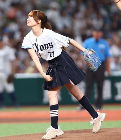 始球式を務める佐藤夏希（撮影・中島達哉）