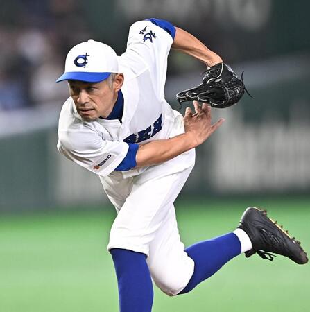 先発マウンドで力投するイチロー氏（撮影・開出牧）