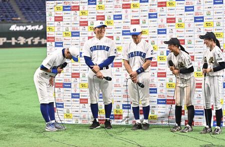 ３安打を放った女子高校選抜の神戸弘陵学園・福田稟（右から２人目）に「参りました！」と頭を下げるＫＯＢＥ　ＣＨＩＢＥＮのイチロー氏（左）＝撮影・開出牧