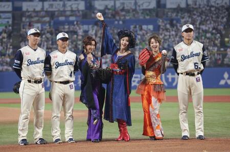 セレモニアルピッチを務めた（左から３人目から）高島礼子、藤原紀香、剛力彩芽（撮影・佐々木彰尚）