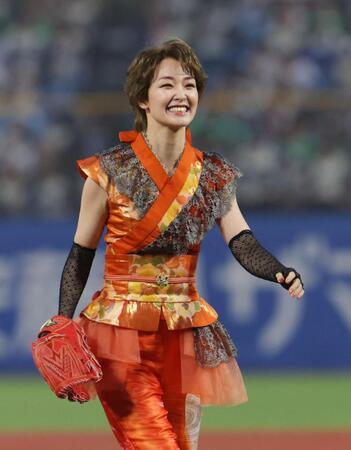 セレモニアルピッチを務めた剛力彩芽（撮影・佐々木彰尚）