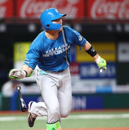 ６回、右越えにソロを放つ清宮幸（撮影・中島達哉）