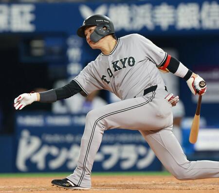 ４回、左前打を放つ坂本勇（撮影・伊藤笙子）