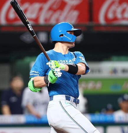 ６回、右越えにソロを放つ清宮幸（撮影・中島達哉）