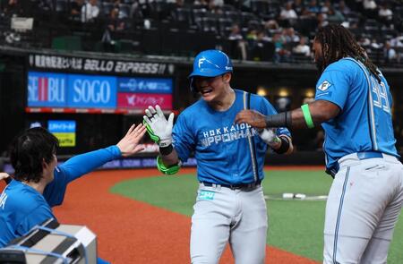 ６回、ソロを放ち、有原（左）、レイエス（右）に迎えられる清宮幸（中央）＝撮影・中島達哉