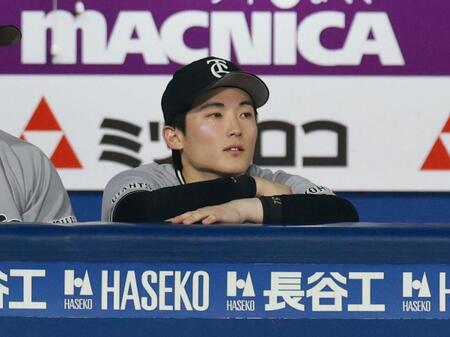 ５回、ベンチから戦況を見つめる浦田（撮影・伊藤笙子）