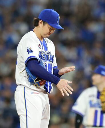 ７回、交代を告げられ、唇をかむ竹田（撮影・伊藤笙子）
